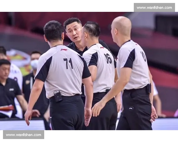 黄蜂队争议判罚引热议，主教练面临压力，夏洛特能否重振旗鼓